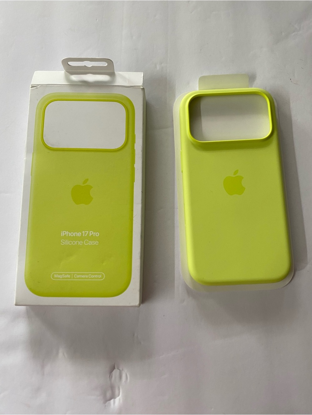 Genuine Apple Silicone Case with MagSafe For iPhone 17 Pro– Neon Yellow/Open box